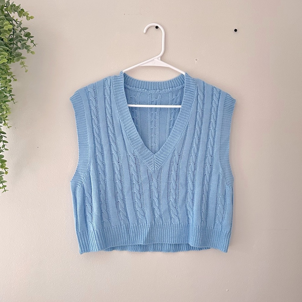 Cropped V-Neck sweater vest size M